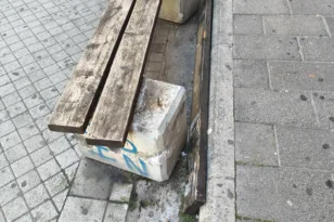 Ρήγα Φεραίου: Κίνδυνος από παγκάκι στον πεζόδρομο