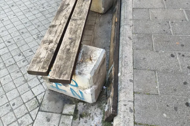 Ρήγα Φεραίου: Κίνδυνος από παγκάκι στον πεζόδρομο