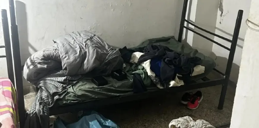 Πώς δρούσε το κύκλωμα που εκμεταλλευόταν ανήλικους για λαθραία τσιγάρα: Τα υπόγεια, οι στρατολόγοι και το “χρέος” ΦΩΤΟ