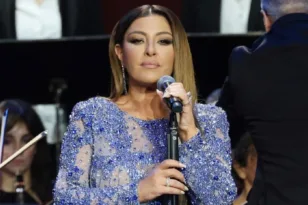 Παραμένει στο νοσοκομείο η Έλενα Παπαρίζου, τα νεότερα για την υγεία της