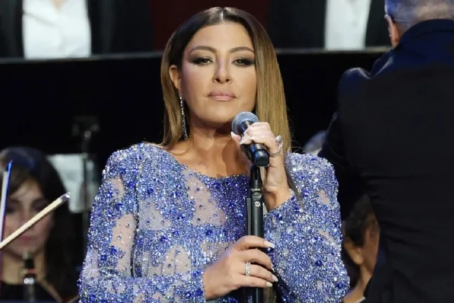 Παραμένει στο νοσοκομείο η Έλενα Παπαρίζου, τα νεότερα για την υγεία της