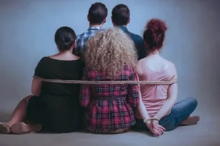 Το «Παρά πέντε» επιστρέφει 20 χρόνια μετά – Κυκλοφόρησε το επίσημο τρέιλερ ΒΙΝΤΕΟ