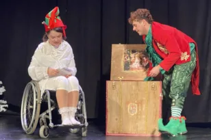 «Το Σεντούκι της Γιαγιάς»: Χριστουγεννιάτικη θεατρική παράσταση με κοινωνικά μηνύματα στο Royal Theater Patras