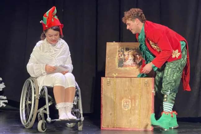 «Το Σεντούκι της Γιαγιάς»: Χριστουγεννιάτικη θεατρική παράσταση με κοινωνικά μηνύματα στο Royal Theater Patras
