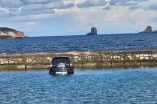 Πάρος: Αυτοκίνητο κατέληξε στη θάλασσα στην Πούντα ΦΩΤΟ-ΒΙΝΤΕΟ