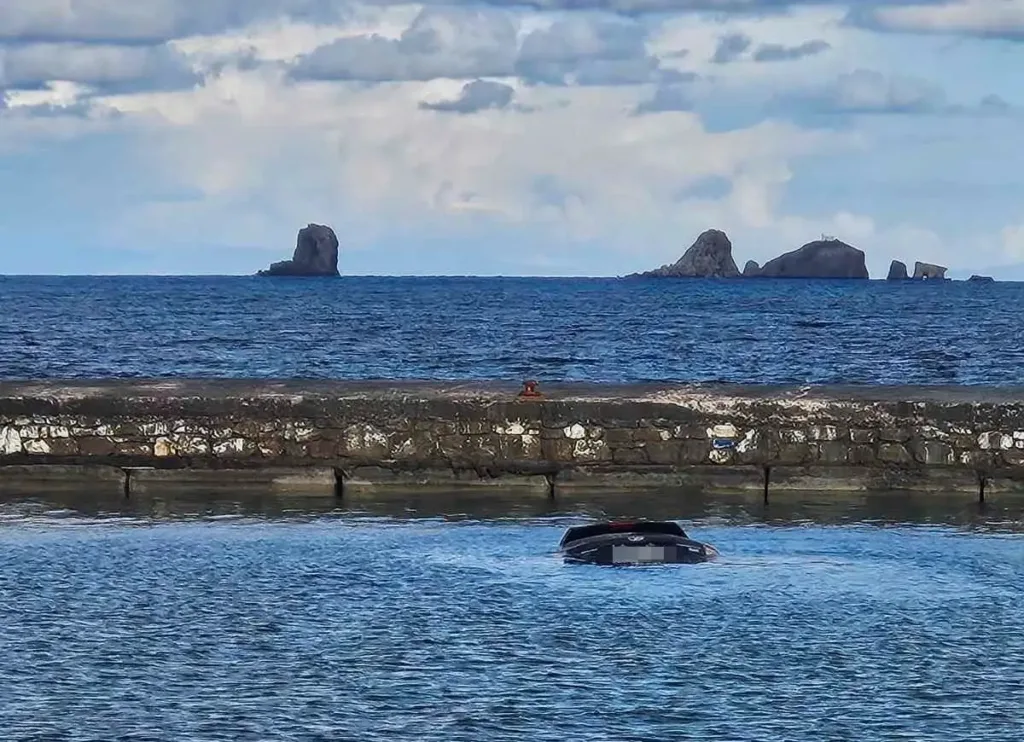 Πάρος: Αυτοκίνητο κατέληξε στη θάλασσα στην Πούντα ΦΩΤΟ-ΒΙΝΤΕΟ Πάρος: Αυτοκίνητο κατέληξε στη θάλασσα στην Πούντα ΦΩΤΟ-ΒΙΝΤΕΟ