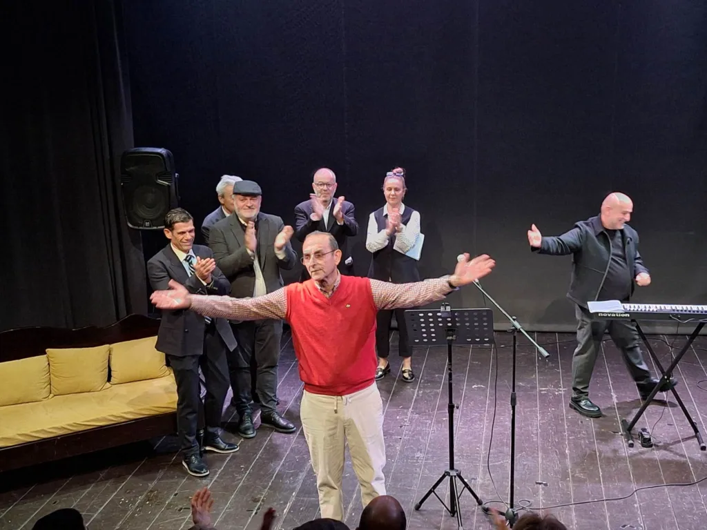 Μια βραδιά για τον Κωνσταντίνο Μάγνη: Χιούμορ, μουσική και μια αλήθεια για την Πάτρα που πονάει