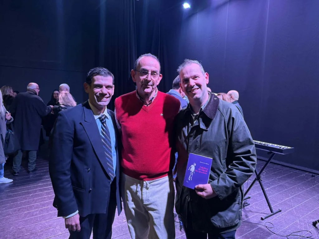 Μια βραδιά για τον Κωνσταντίνο Μάγνη: Χιούμορ, μουσική και μια αλήθεια για την Πάτρα που πονάει