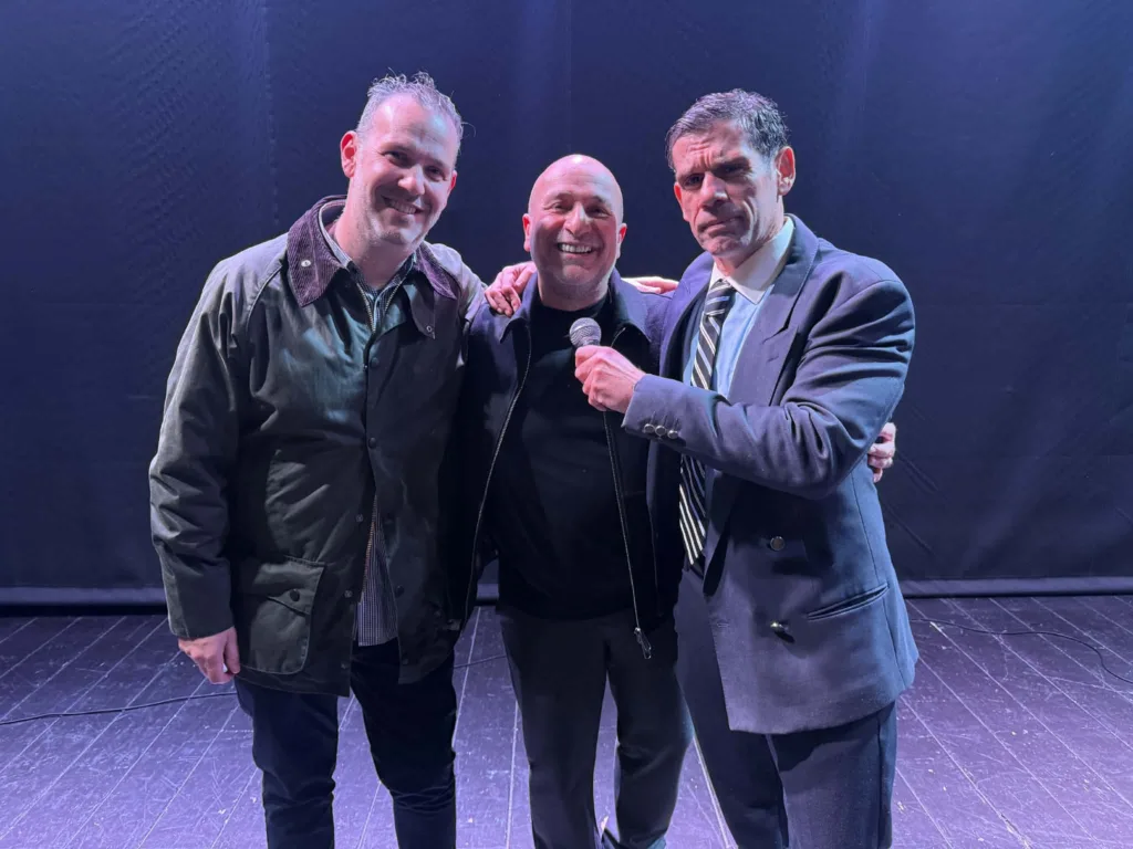 Μια βραδιά για τον Κωνσταντίνο Μάγνη: Χιούμορ, μουσική και μια αλήθεια για την Πάτρα που πονάει