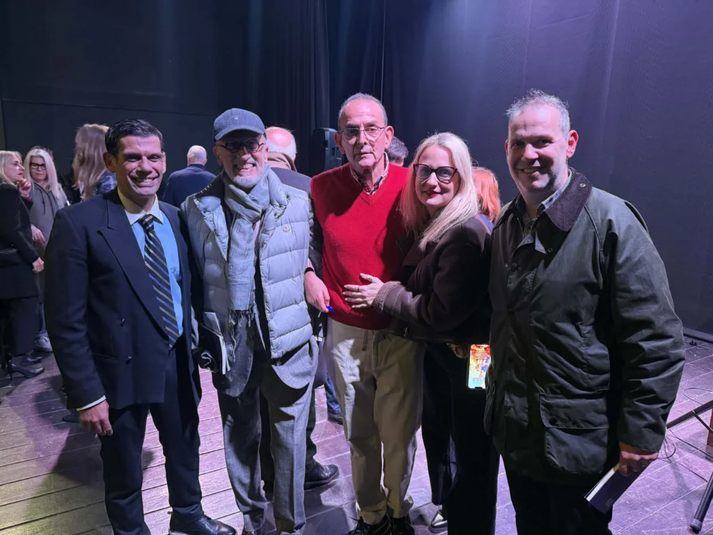 Μια βραδιά για τον Κωνσταντίνο Μάγνη: Χιούμορ, μουσική και μια αλήθεια για την Πάτρα που πονάει