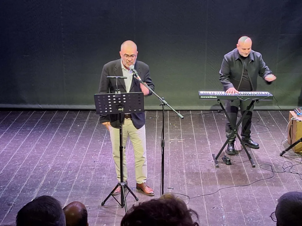 Μια βραδιά για τον Κωνσταντίνο Μάγνη: Χιούμορ, μουσική και μια αλήθεια για την Πάτρα που πονάει