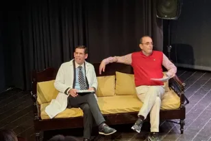 Μια βραδιά για τον Κωνσταντίνο Μάγνη: Χιούμορ, μουσική και μια αλήθεια για την Πάτρα που πονάει