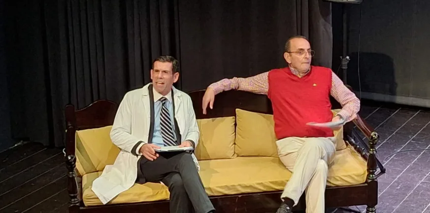 Μια βραδιά για τον Κωνσταντίνο Μάγνη: Χιούμορ, μουσική και μια αλήθεια για την Πάτρα που πονάει