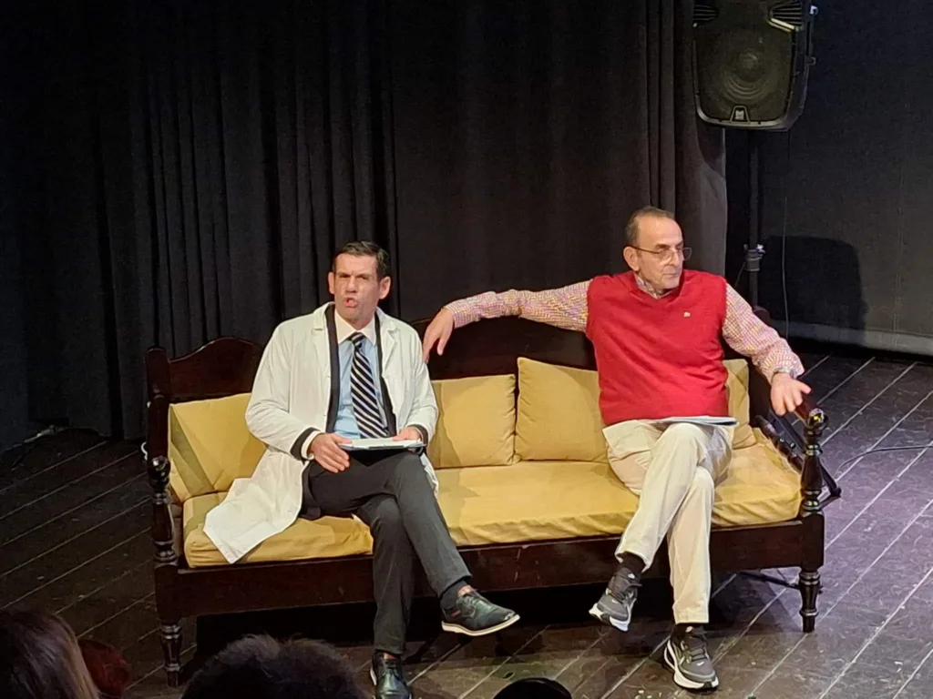 Μια βραδιά για τον Κωνσταντίνο Μάγνη: Χιούμορ, μουσική και μια αλήθεια για την Πάτρα που πονάει