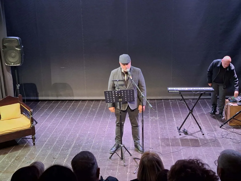 Μια βραδιά για τον Κωνσταντίνο Μάγνη: Χιούμορ, μουσική και μια αλήθεια για την Πάτρα που πονάει