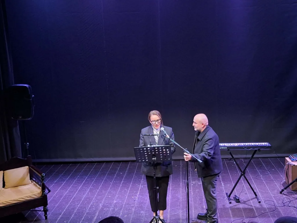 Μια βραδιά για τον Κωνσταντίνο Μάγνη: Χιούμορ, μουσική και μια αλήθεια για την Πάτρα που πονάει