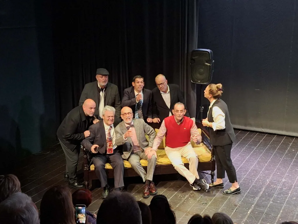 Μια βραδιά για τον Κωνσταντίνο Μάγνη: Χιούμορ, μουσική και μια αλήθεια για την Πάτρα που πονάει