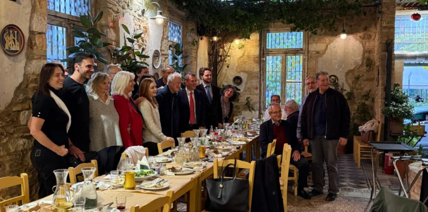 Σκηνικό «πολέμου» ανάμεσα σε Τσίπρα και ΠΑΣΟΚ για την πρωτοκαθεδρία στην κεντροαριστερά