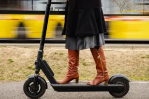 Συνελήφθη να οδηγεί ηλεκτρικό πατίνι μεθυσμένη