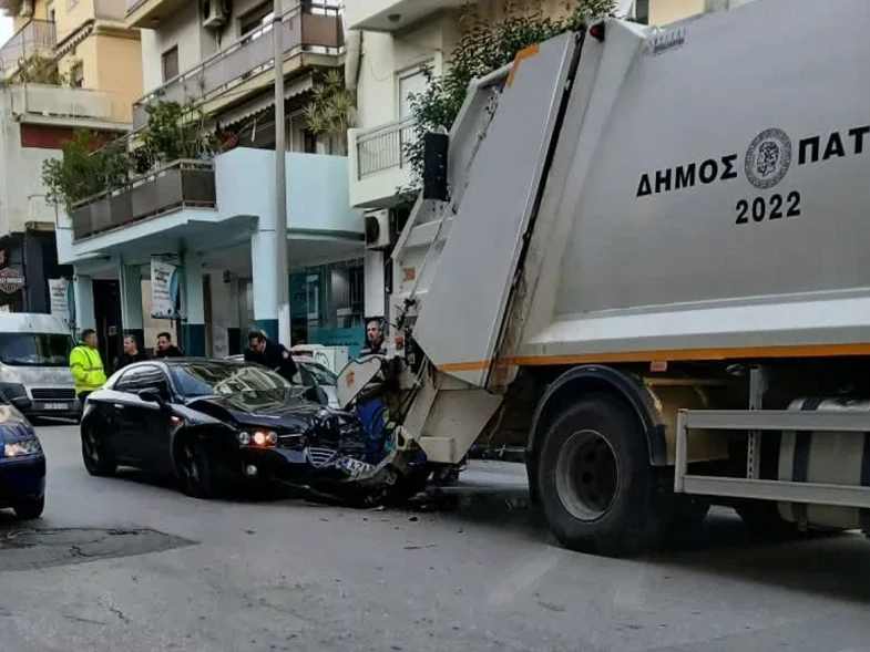 Τροχαίο στο κέντρο της Πάτρας: Αυτοκίνητο έπεσε σε απορριμματοφόρο – Τραυματίστηκε εργαζόμενος