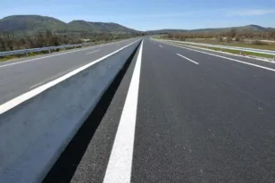 Πατρών-Κορίνθου: Νταλίκα τυλίχτηκε στις φλόγες στο ύψος του Δερβενίου, ΦΩΤΟ