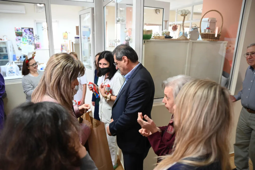 Ο δήμαρχος Κώστας Πελετίδης στα ιδρύματα και το Καραμανδάνειο για ανταλλαγή ευχών