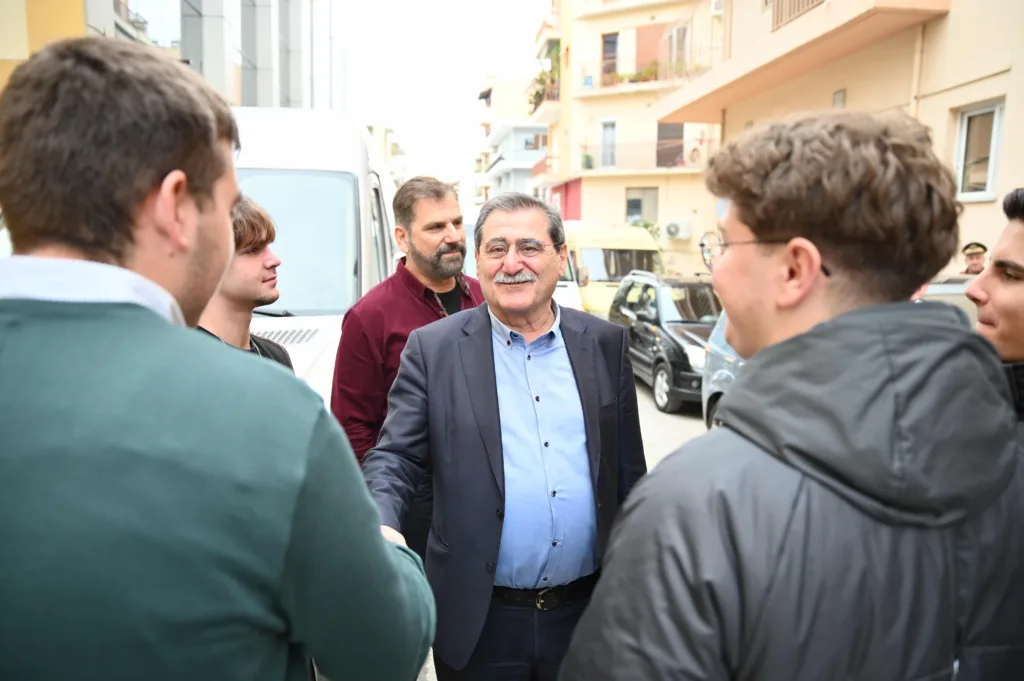 Ο δήμαρχος Κώστας Πελετίδης στα ιδρύματα και το Καραμανδάνειο για ανταλλαγή ευχών