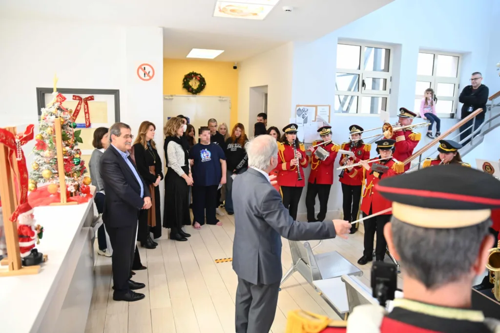 Ο δήμαρχος Κώστας Πελετίδης στα ιδρύματα και το Καραμανδάνειο για ανταλλαγή ευχών