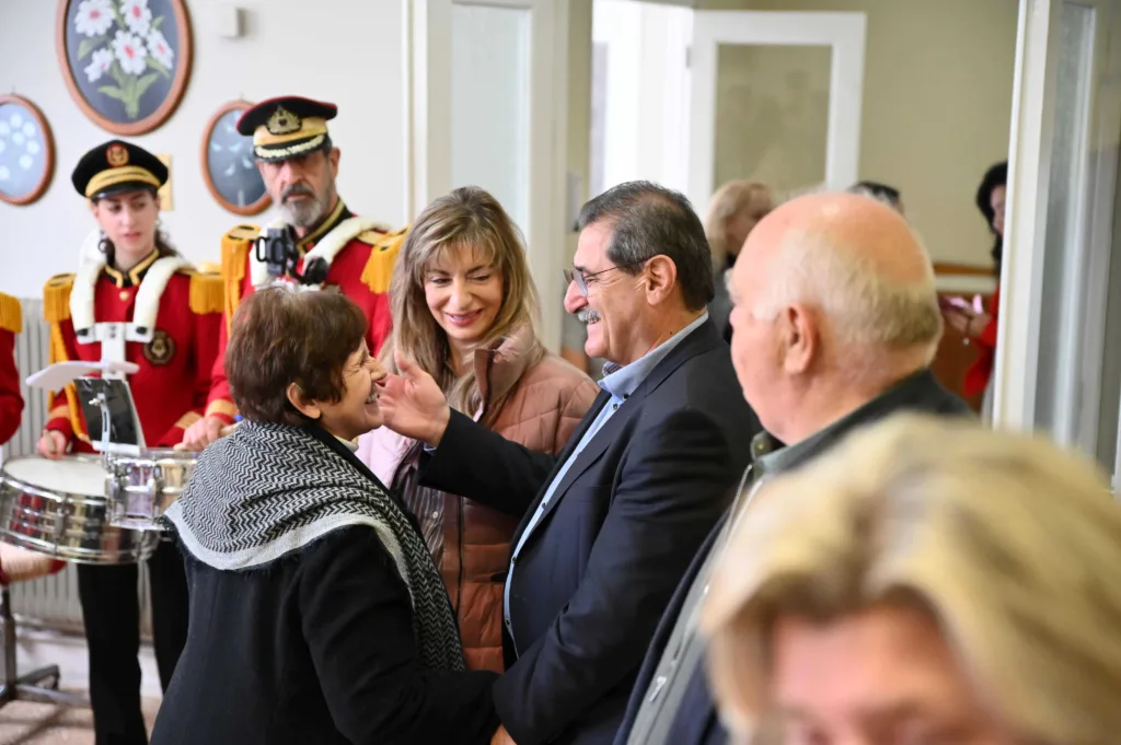 Ο δήμαρχος Κώστας Πελετίδης στα ιδρύματα και το Καραμανδάνειο για ανταλλαγή ευχών