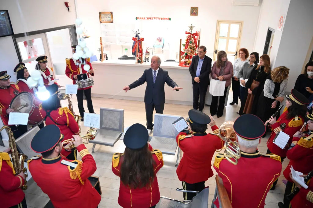 Ο δήμαρχος Κώστας Πελετίδης στα ιδρύματα και το Καραμανδάνειο για ανταλλαγή ευχών