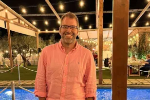 «Επιφανειακές άβυσσοι»: Παρουσιάζεται η πρώτη ποιητική συλλογή του Αιμίλιου Κουτσουμπελίτη