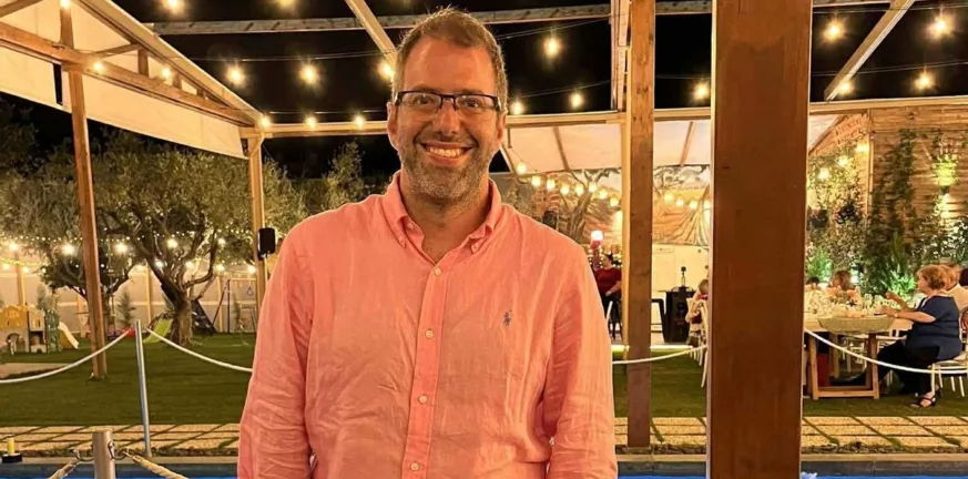 «Επιφανειακές άβυσσοι»: Παρουσιάζεται η πρώτη ποιητική συλλογή του Αιμίλιου Κουτσουμπελίτη