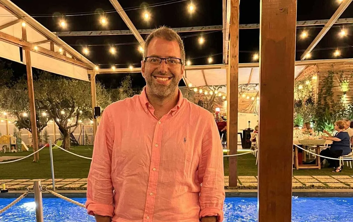 «Επιφανειακές άβυσσοι»: Παρουσιάζεται η πρώτη ποιητική συλλογή του Αιμίλιου Κουτσουμπελίτη «Επιφανειακές άβυσσοι»: Παρουσιάζεται η πρώτη ποιητική συλλογή του Αιμίλιου Κουτσουμπελίτη