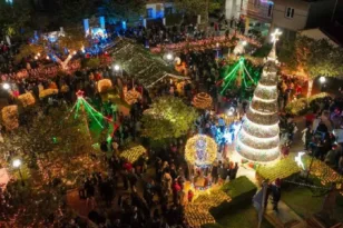 Χίος: Το χριστουγεννιάτικο χωριό από πλεκτά που μοιάζει βγαλμένο από παραμύθι ΒΙΝΤΕΟ