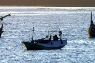 Ινδονησία: Αγνοείται τετραμελής οικογένεια από την Ισπανία μετά τη βύθιση πλοιαρίου σε σφοδρή κακοκαιρία