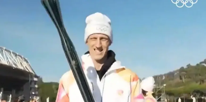 Τεράστιος ο Ακίλε Πολονάρα δίνει μάχη με τον καρκίνο, συμμετείχε στη λαμπαδηδρομία για τους Χειμερινούς Ολυμπιακούς Αγώνες 2026, ΒΙΝΤΕΟ