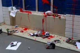 Επίθεση με μπογιά και συνθήματα στο πολωνικό προξενείο στις Βρυξέλλες – Έρευνα για πολιτικά κίνητρα