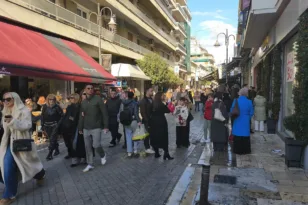 Πάτρα: Οι πολίτες γέμισαν το κέντρο για τα τελευταία ψώνια