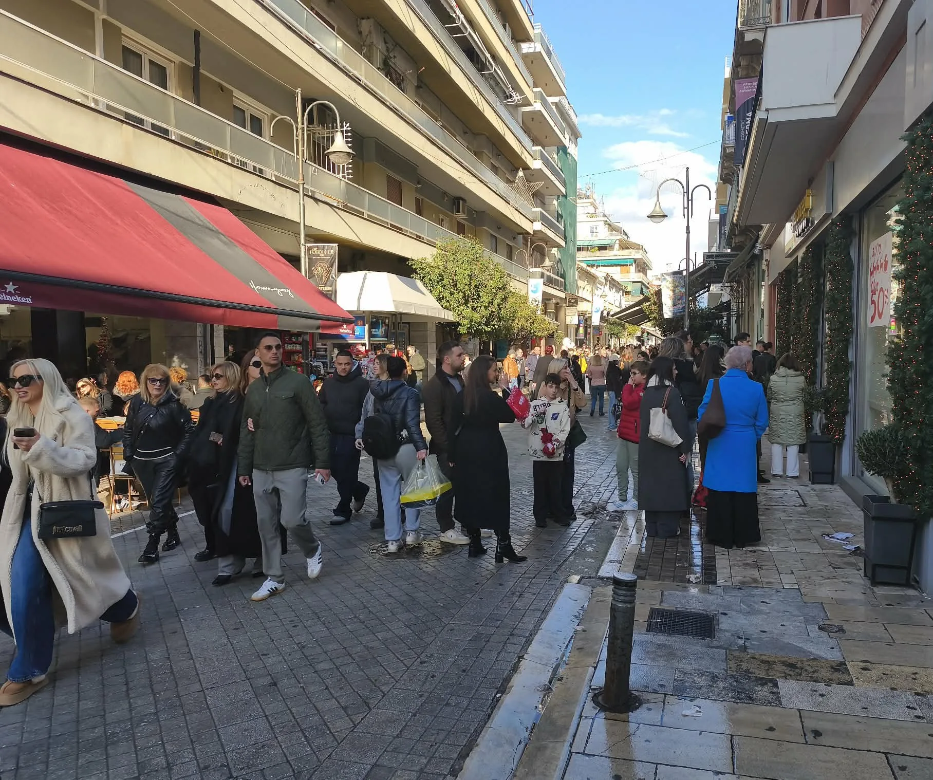 Πάτρα: Οι πολίτες γέμισαν το κέντρο για τα τελευταία ψώνια