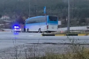 ΕΚΤΑΚΤΟ Τραγωδία στον δρόμο Πτολεμαΐδας-Κοζάνης: Εξετράπη λεωφορείο με 25 εργαζομένους της ΔΕΗ, νεκρός ο οδηγός