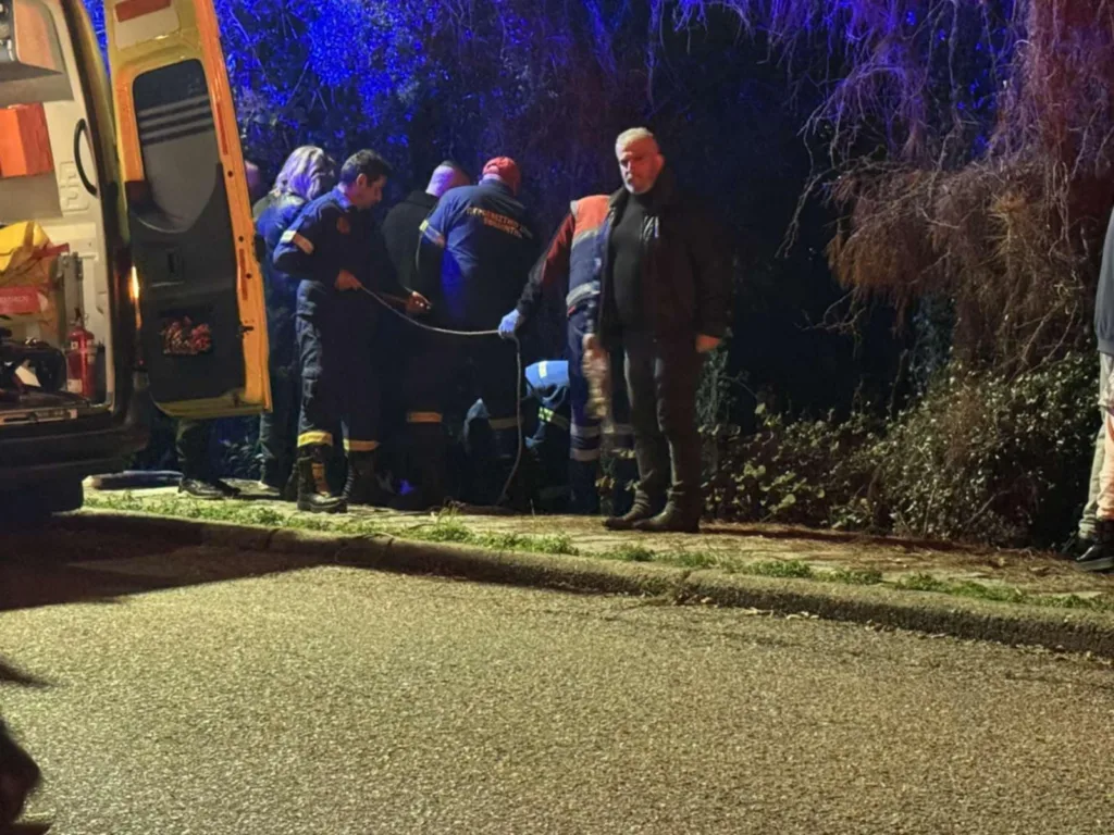 Δραματική επιχείρηση διάσωσης άνδρα από γκρεμό στο Αγρίνιο ΦΩΤΟ - ΒΙΝΤΕΟ