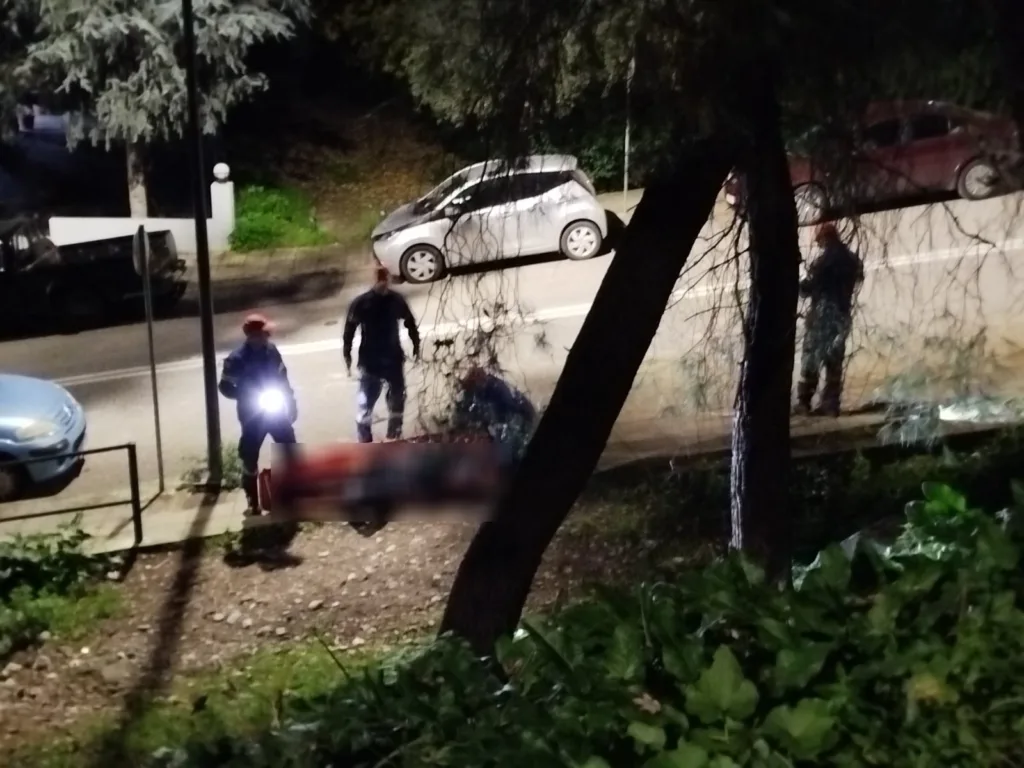 Δραματική επιχείρηση διάσωσης άνδρα από γκρεμό στο Αγρίνιο ΦΩΤΟ - ΒΙΝΤΕΟ