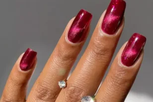 Γοητεία του κόκκινου: 5 γιορτινές παραλλαγές για το μανικιούρ της Πρωτοχρονιάς