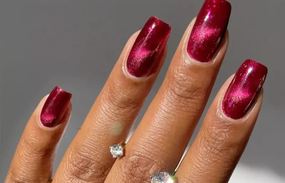 Γοητεία του κόκκινου: 5 γιορτινές παραλλαγές για το μανικιούρ της Πρωτοχρονιάς