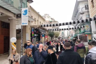 Αυξημένη κίνηση στην αγορά: Γέμισε από κόσμο το κέντρο της Πάτρας