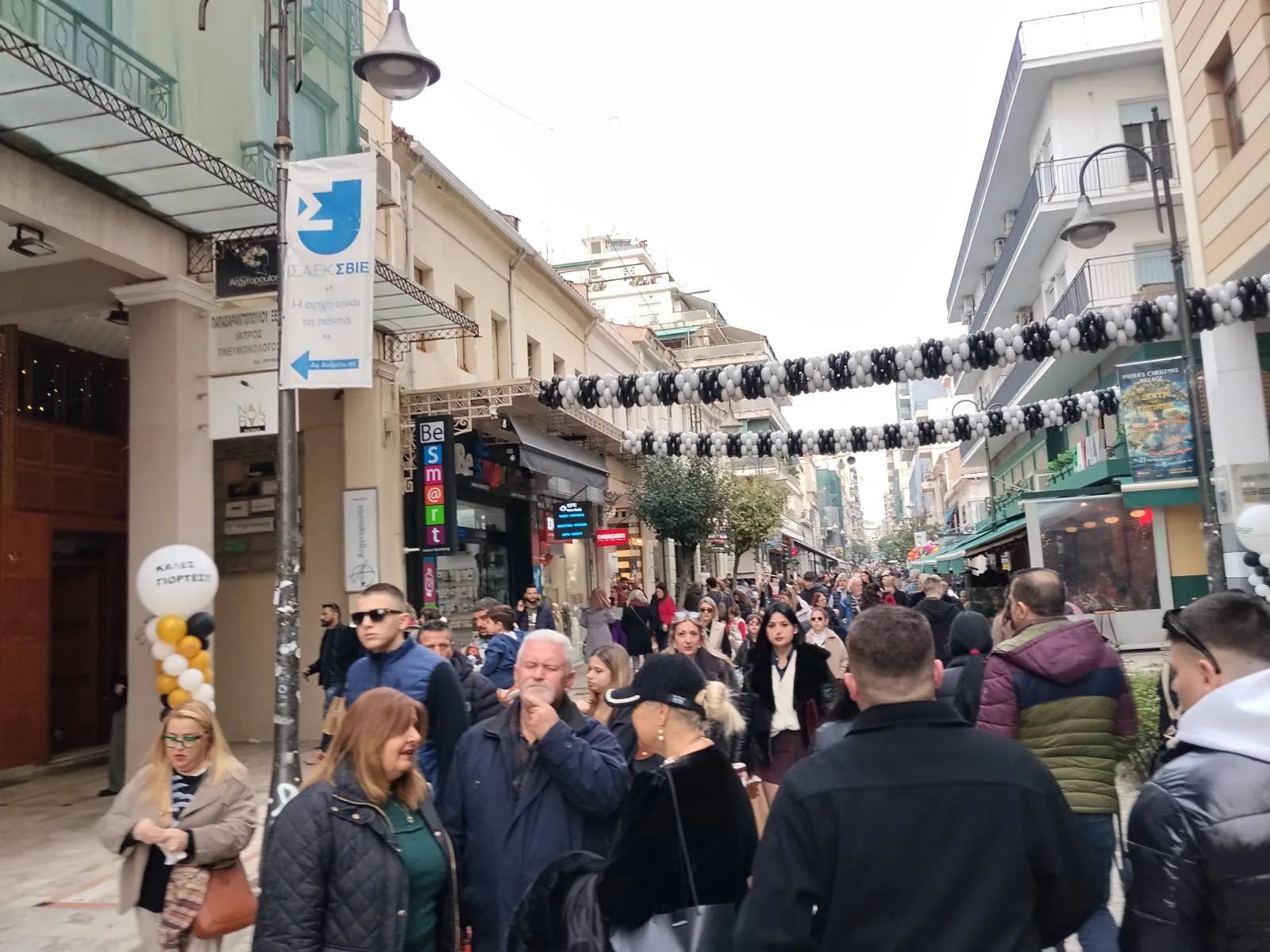 Αυξημένη κίνηση στην αγορά: Γέμισε από κόσμο το κέντρο της Πάτρας
