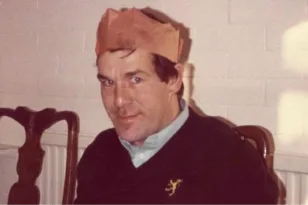 Χριστούγεννα που άλλαξαν ζωές: Το χτύπημα στην πόρτα και η πράξη αγάπης που κράτησε 45 χρόνια