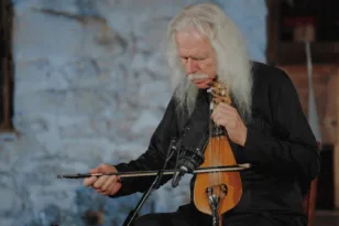 Ross Daly: «Η μουσική είναι ένας κόσμος απείρων διαστάσεων – Ό,τι και να κάνουμε, ίσα που σκαλίζουμε την επιφάνεια»