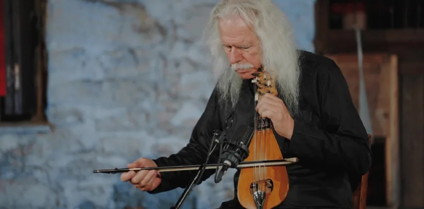 Ross Daly: «Η μουσική είναι ένας κόσμος απείρων διαστάσεων - Ό,τι και να κάνουμε, ίσα που σκαλίζουμε την επιφάνεια»