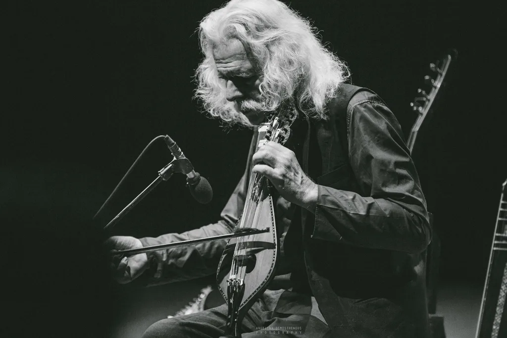 Ross Daly: «Η μουσική είναι ένας κόσμος απείρων διαστάσεων - Ό,τι και να κάνουμε, ίσα που σκαλίζουμε την επιφάνεια» Ross Daly: «Η μουσική είναι ένας κόσμος απείρων διαστάσεων - Ό,τι και να κάνουμε, ίσα που σκαλίζουμε την επιφάνεια»